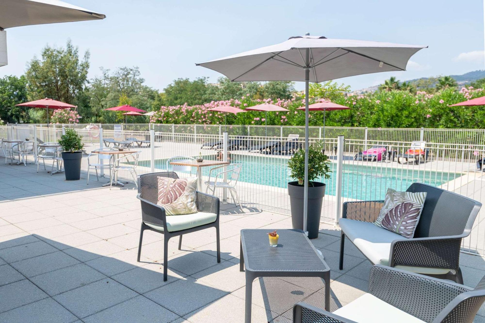 Comfort Aparthotel Cannes Mandelieu Bagian luar foto