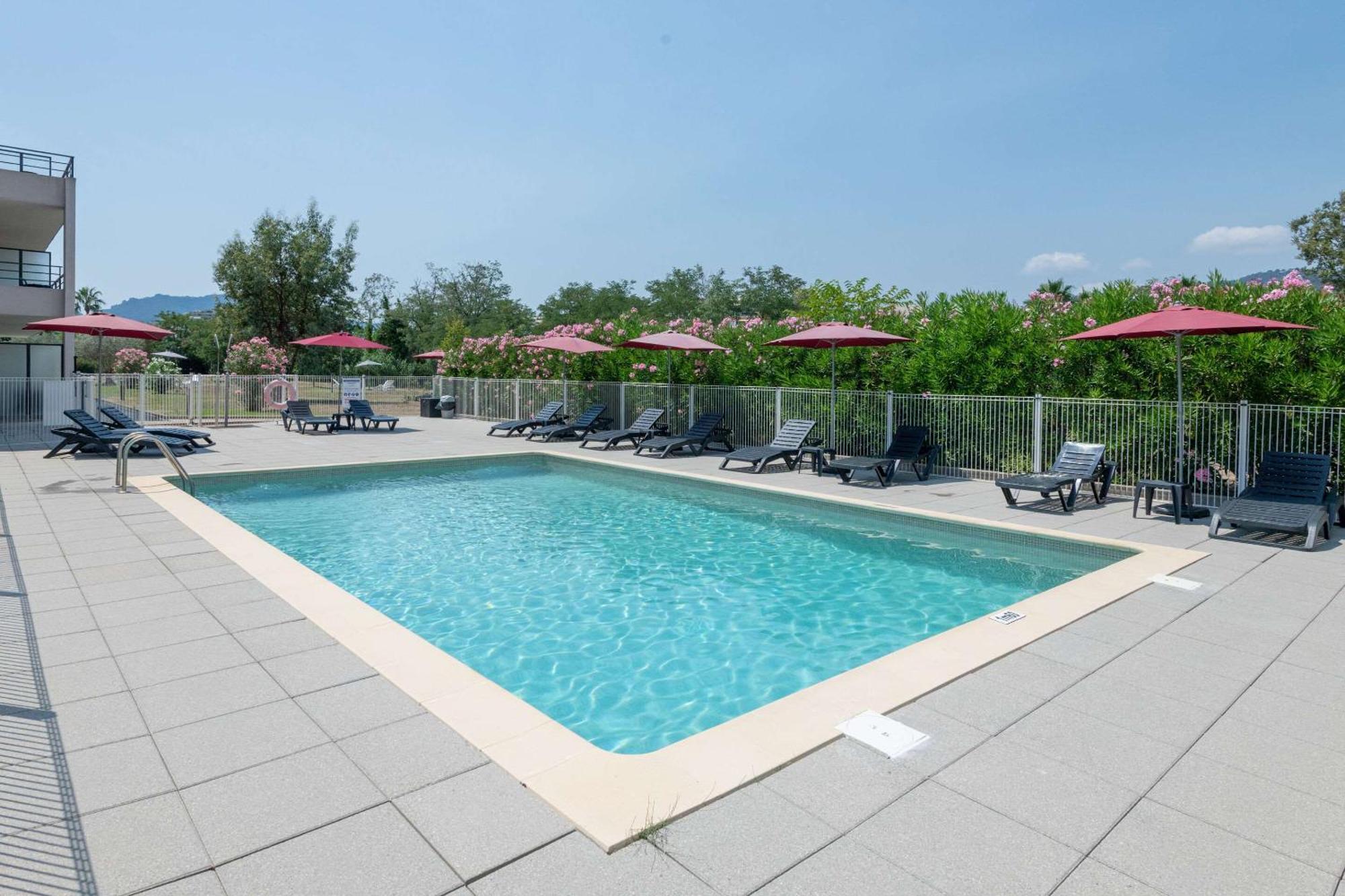 Comfort Aparthotel Cannes Mandelieu Bagian luar foto