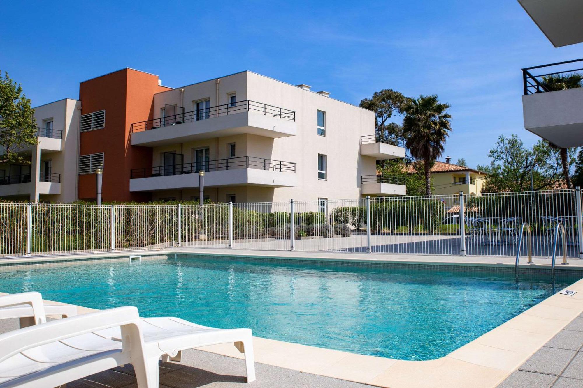 Comfort Aparthotel Cannes Mandelieu Bagian luar foto